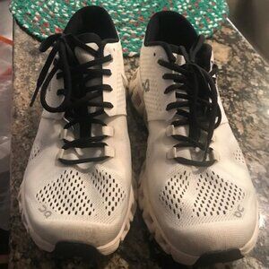 On Cloud Women's running shoes, Size 7, Very Good Condition